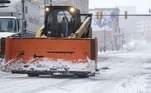 A camada de neve em vários locais passam de 1 metro e a administração pública trabalha para tentar melhorar as condições de trânsito nas vias