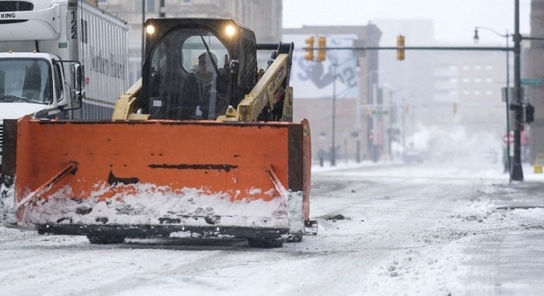 Caminhão remove neve nas ruas de Detroit, na sexta-feira (23)