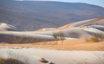 O deserto do Saara, mais especificamente na região próxima à cidade de Ain Sefra, na Argélia, amanheceu com neve e gelo na superfície de suas dunas na última segunda-feira (17). O fenômeno raro foi registrado pelo fotógrafo Karim Bouchetata, que capturou imagens impressionantes e as compartilhou com o mundo em seu perfil no Instagram*Estagiária do R7, sob supervisão de Pablo Marques