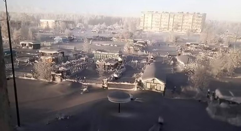 Neve preta de poluição encobriu ruas e casas de Omsukchan, no extremo leste da Sibéria
