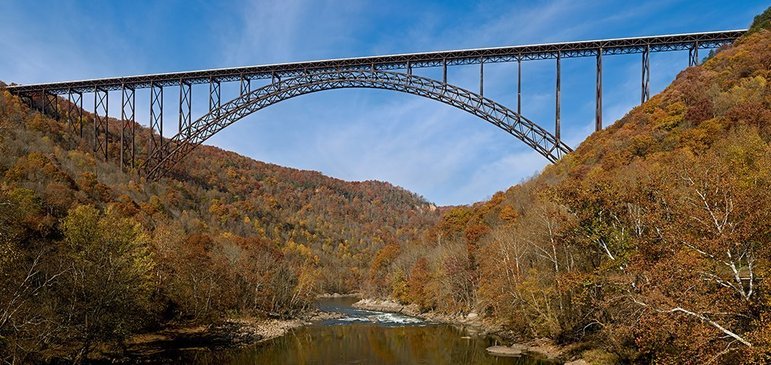 New River Gorge - 267m - A ponte fica na US Route 19, em West Virginia (EUA).  Inaugurada em 1977, faz parte do Parque Nacional New River Gorge, muito visitado para rafting, mountain bike e escalada.  Em outubro ocorrem celebrações