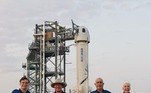 Além de Jeff Bezos, estavam a bordo o irmão dele, Mark Bezos, a pilota Wally Funk, de 82 anos, que se tornou a mulher mais velha a ir ao espaço, e Oliver Daemen, de 18 anos, que se tornou a pessoa mais jovem a completar uma missão espacial