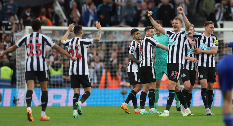 Após a conquista da vaga na Liga dos Campeões da próxima temporada, o Newcastle pode comemorar o fim do Campeonato Inglês. Parte do sucesso que o clube inglês tem garantido se deve pela equipe ter sido comprado pelo príncipe da Arábia Saudita, Mohammed bin Salman, em 2021. Apesar do fair play financeiro proposto pela Fifa, que limita o investimento descontrolado por contratações e altos salários, a fortuna vinda do Oriente Médio ajudou a melhorar a equipe e agregou nomes como Bruno Guimarães e Trippier no elenco. Veja outros clubes que também têm donos bilionários: