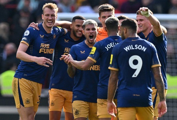 Ainda na Inglaterra, a surpresa Newscastle segue sua caminhada rumo à próxima Champions League. A equipe dos brasileiros Bruno Guimarães e Joeliton venceu fora de casa o Brentford por 2 a 1, de virada, com gols de Isak e Raya. Toney fez o gol solitário do Brentford