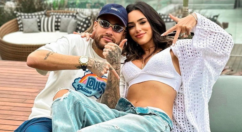 Os lenços e véus devem começar a fazer parte do guarda-roupa da namorada de Neymar. Na última semana, no desembarque na Arábia, inclusive, Bruna chamou atenção dos internautas ao surgir 