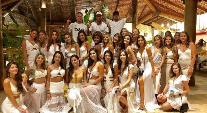Neymar cercado de mulheres. Será que precisa mostrar para o mundo?