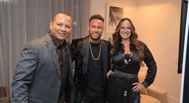 Neymar e seu pai, negro. E sua mãe, branca. 244 milhões de seguidores