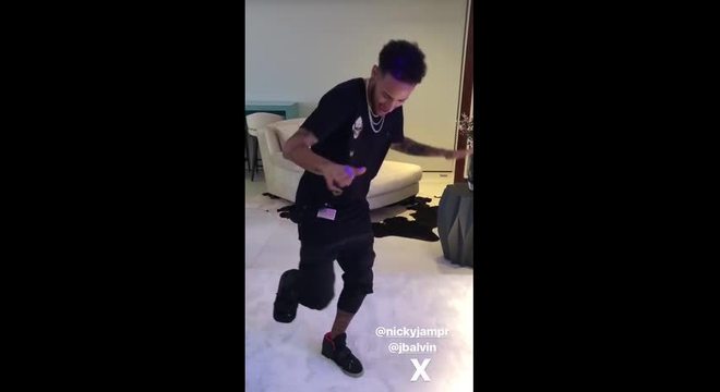 Neymar dançando, sem muletas, mesmo com o pé imobilizado. Absurdo