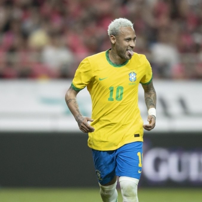 Neymar marcou dois gols de pênalti. Vitória impressionante pela goleada. Mas mentirosa
