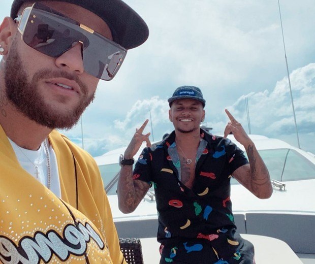 Neymar em um iate, com amigos. Sem máscara outra vez