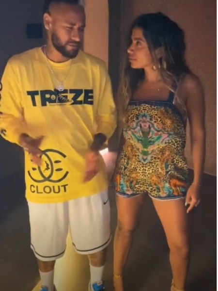 Neymar com Anitta. Dançando para as redes sociais. Onde? Ibiza. Máscara?