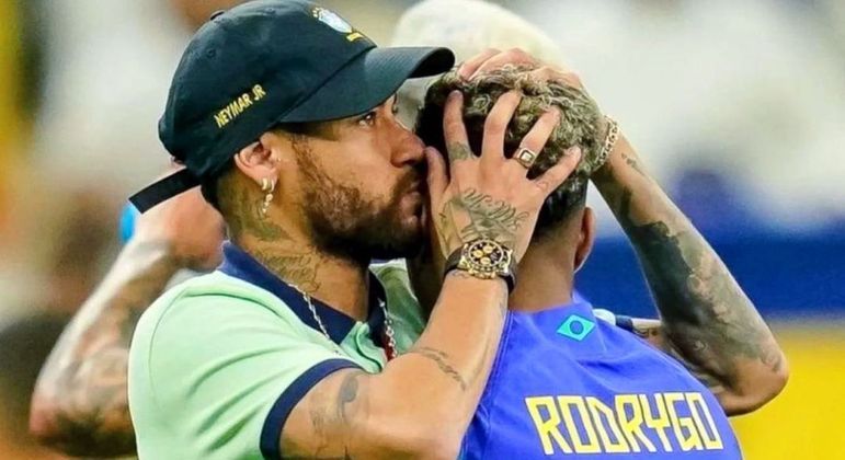 Neymar correu para dar um abraço e um beijo em Rodrygo. Ele fará de tudo para estar em campo