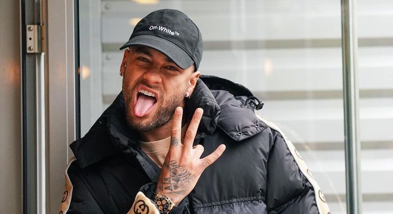 Neymar é conhecido pelos fãs como 'Rei das Verificadas', por conta dos rumores que o jogador se envolveu com diversas figuras famosas e que, consequentemente tem contas verificadas nas redes sociais