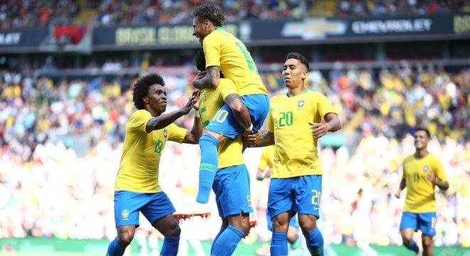 Neymar adota o 'óculos juliet' em chegada ao embate Brasil e Croácia, Esporte Clube