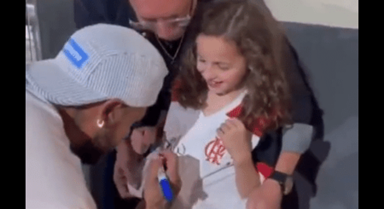 Neymar autografa a camisa do Flamengo. Sabia que estava sendo filmado. E falou. 'Sou Mengão'