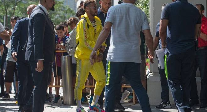 Neymar com seu agasalho amarelo, canário. Este é o líder de Tite na Seleção