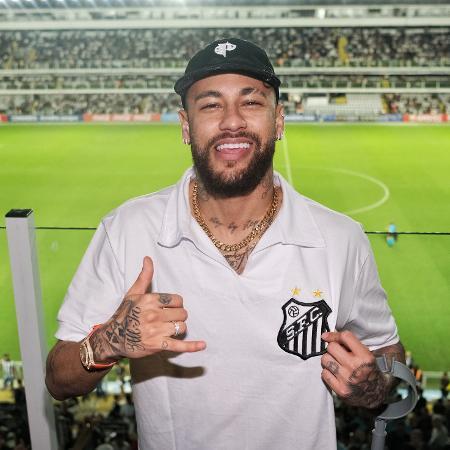 Neymar posa com a camisa do Santos. Promete voltar. Não diz quando. Daqui a quatro ou cinco anos