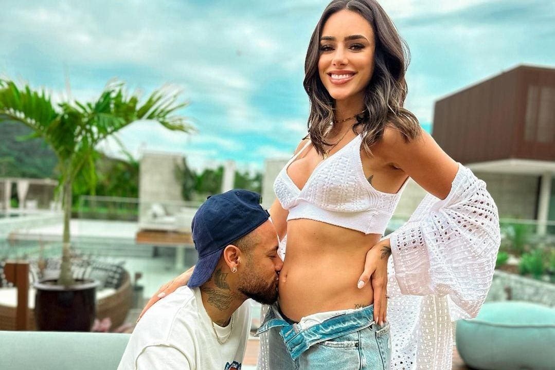 Neymar mora com a namorada, grávida, na França. Ficou assustado com os torcedores exigindo sua saída