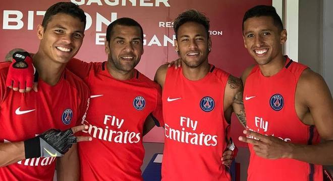 A 'panela' brasileira. Thiago Silva, Daniel Alves e Marquinhos blindam Neymar