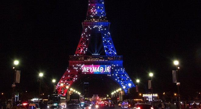 A torre Eiffel com as cores do PSG, saudando Neymar. Entusiasmo morreu