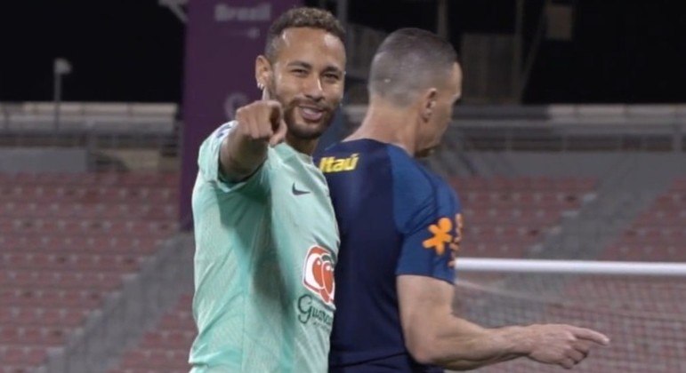 Neymar ironizando o fotógrafo da CBF. Ele saiu muito feliz do teste. Pronto para jogar