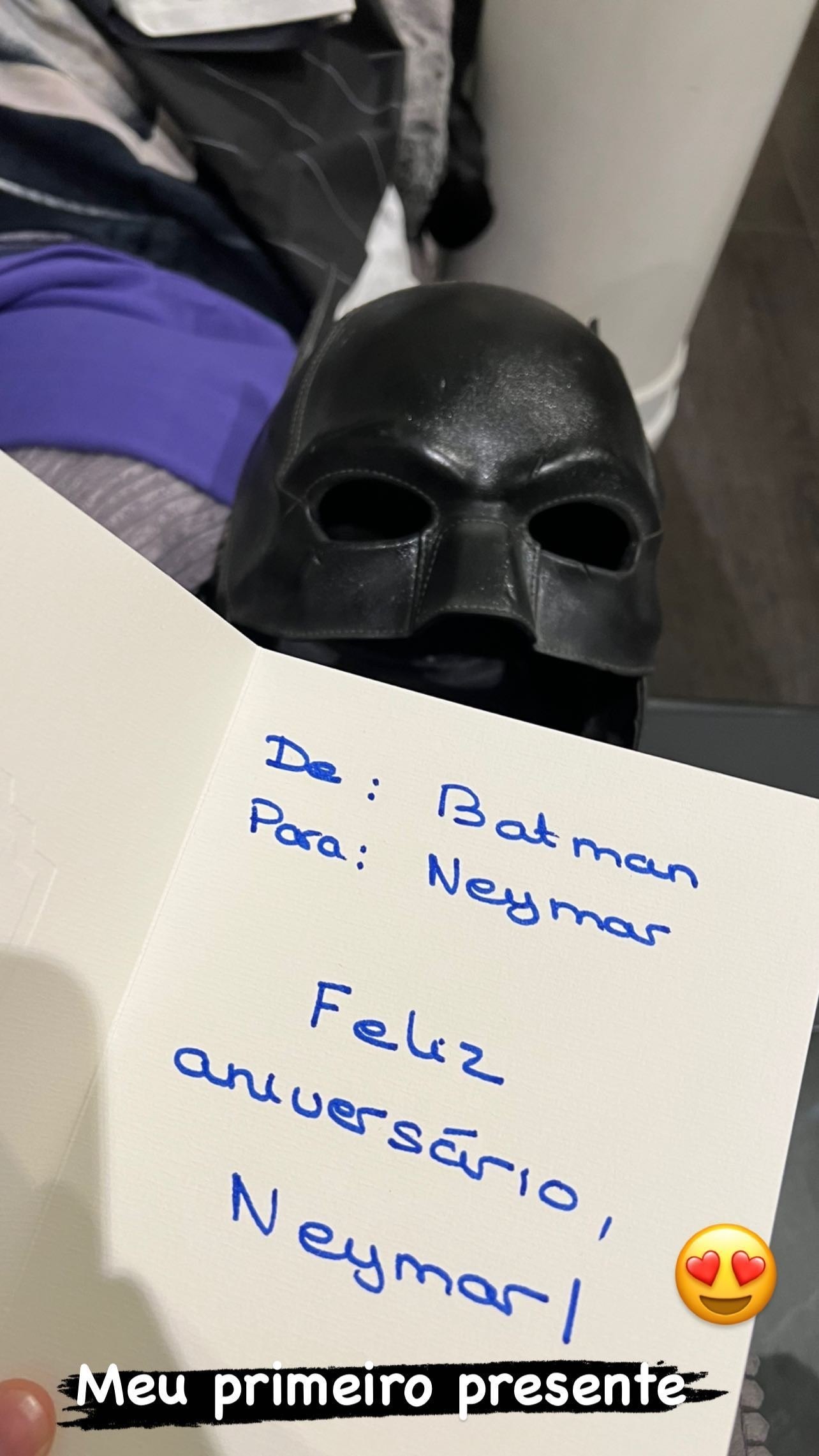 O orgulho de ostentar seu primeiro presente aos 30 anos. A máscara 'enviada' por Batman