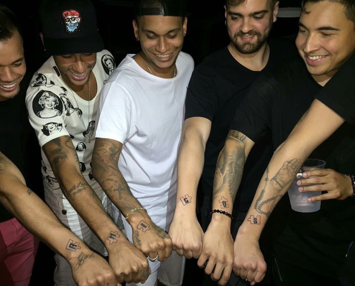 Neymar e seus parças. Mesma tatuagem. Fraternidade que serve de escudo ao jogador de 30 anos