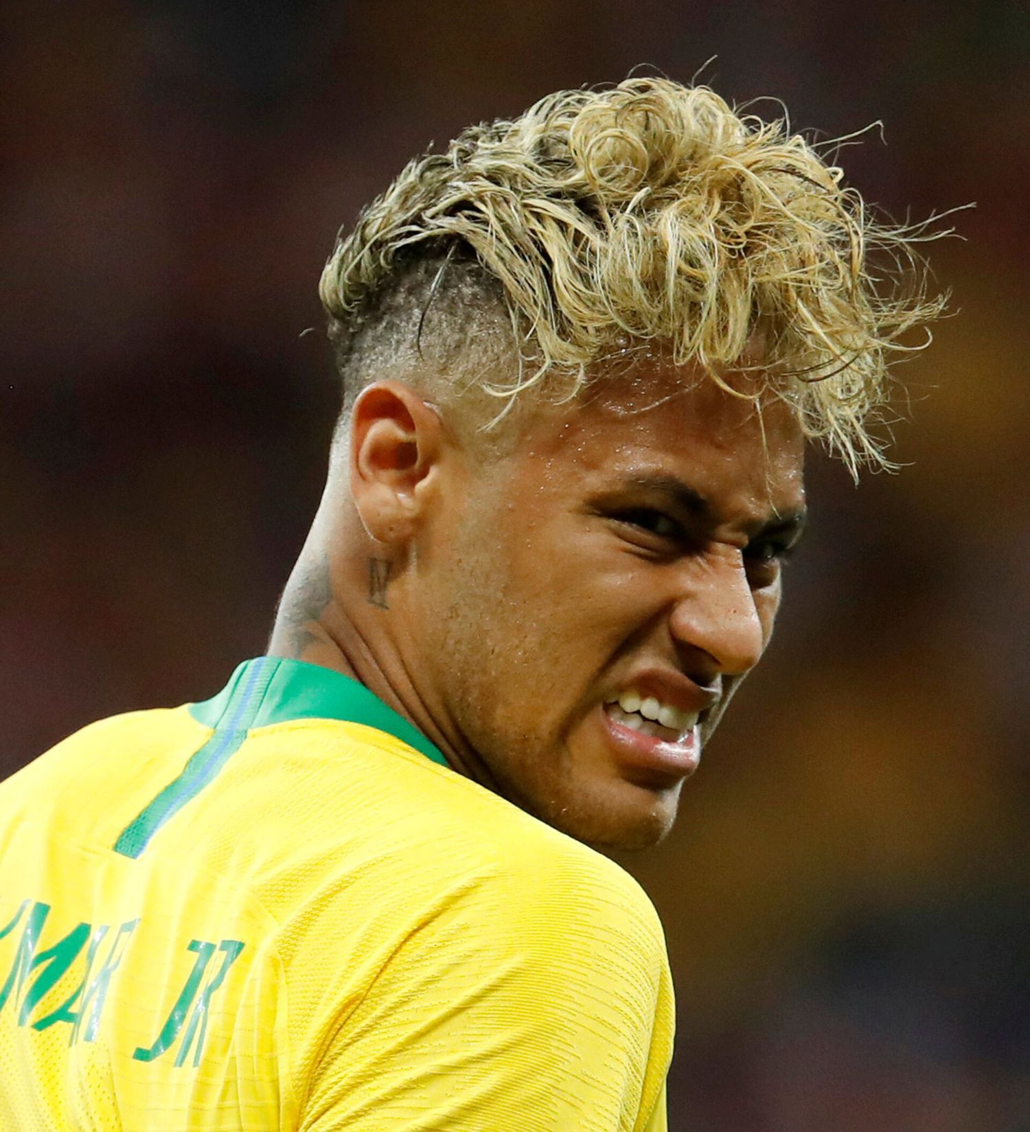 Neymar usou o cabelo platinado em 2018. Desviou o foco da segunda fratura no pé direito