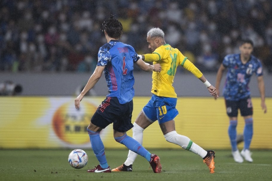 Com a omissão de Tite, Neymar prendeu a bola, exagerou nos dribles. Matou contragolpes