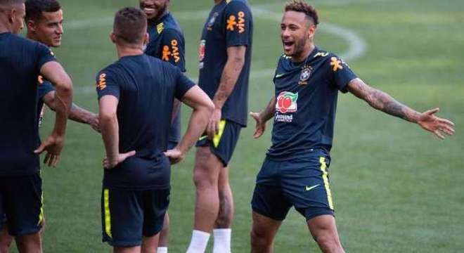 Neymar ridiculariza os novatos da Seleção. E Tite se mantém de braços cruzados
