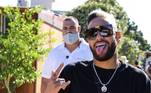 Enquanto isso, mais mulheres expuseram que teriam ficado com Neymar enquanto ele já namorava a influenciadora. O jogador, então, debochou da situação no Twitter, mesmo tendo pedido desculpa e feito várias declarações a Bruna. 'Mais alguém?', tuitou ele, acrescentando um emoji de risada.Além disso, David Brazil publicou um print de uma conversa que teve com Neymar enquanto tiravam sarro da situação. 'Hoje tem?', perguntou David. 'O que você quiser, gostosão. Vai me explanar também, né? [risos]', disse o jogador, em tom de deboche