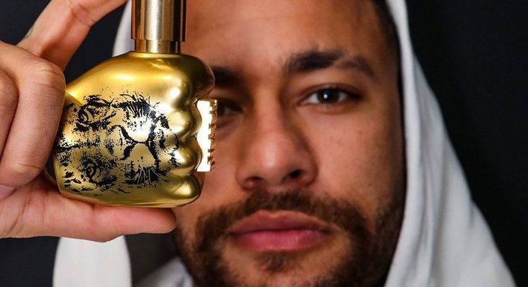 Neymar vende perfume. Mais uma vez fora da lista dos melhores do mundo. Em fevereiro, 30 anos