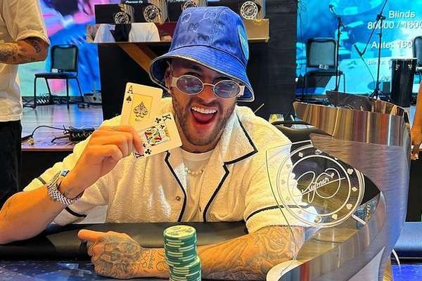 Neymar, há três dias, comemorando vitória no pôquer. Ele constrói a própria imagem