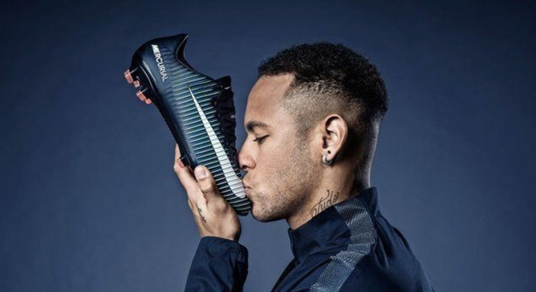 Neymar beija a chuteira Nike. Seu pai acusou o calçado de provocar 'lesão' no filho