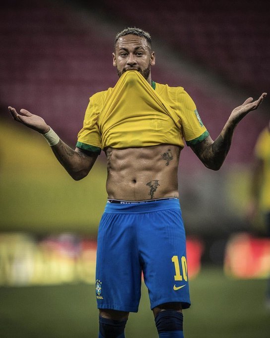 Neymar mostra o físico de atleta, após o gol contra o Peru. Não faz mais que sua obrigação