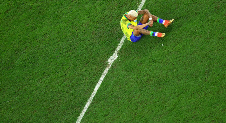 Neymar ficou sem rumo. Não conseguia levantar do gramado. Foi Daniel Alves quem o ergueu