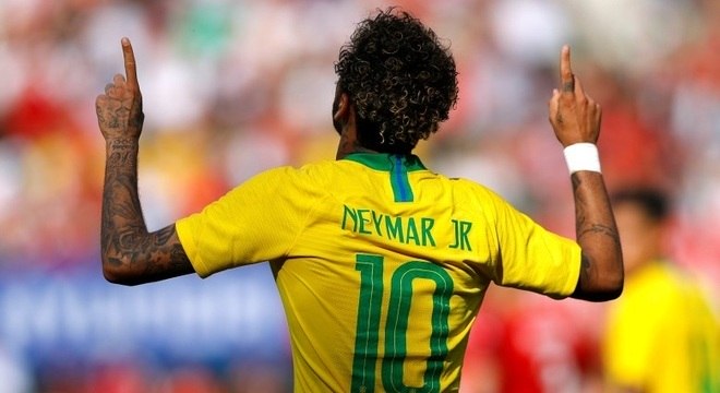 Neymar comemora belo gol na vitória brasileira sobre a Áustria, em Viena