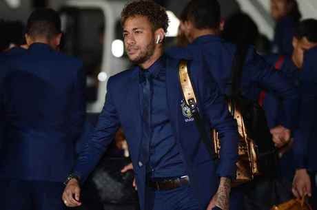 Neymar chegou a Sochi com uma mochila dourada
