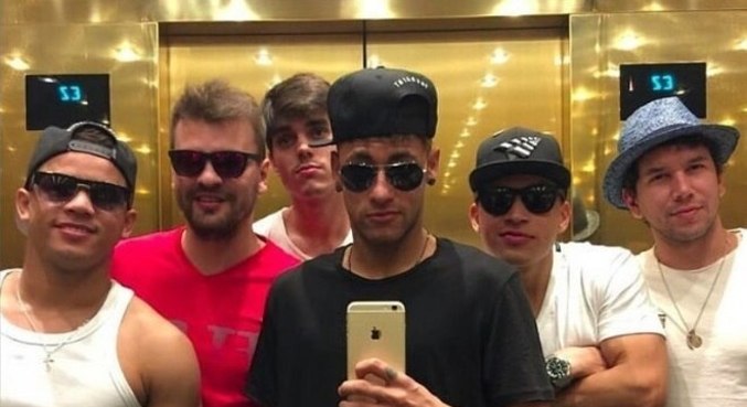Neymar e seus parças. Pelo mundo todo, acompanhado pelos amigos da infância