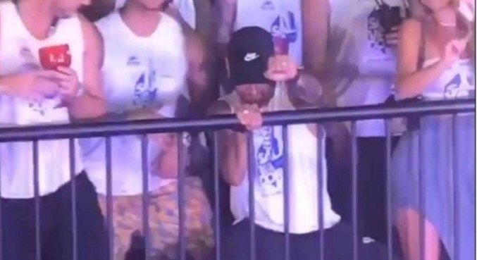 Neymar dançando 'até o chão'. Logo depois de tirar a proteção do pé quebrado