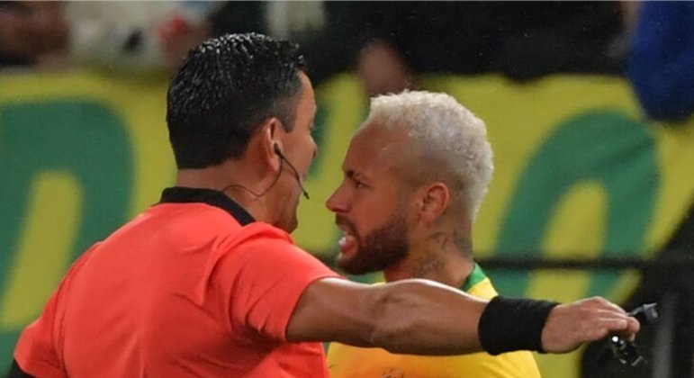 Ontem, Neymar peitou o árbitro chileno Tobar e gritou grudado no rosto dele. Se fizer isso na Copa, será expulso