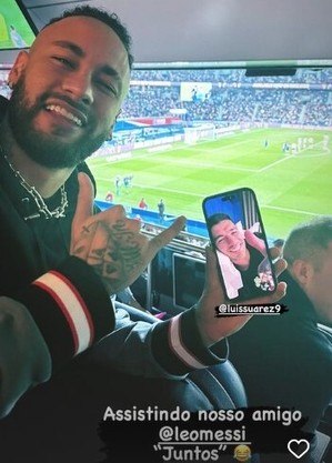 Neymar e Suárez assistem ao jogo de Messi pelo PSG
