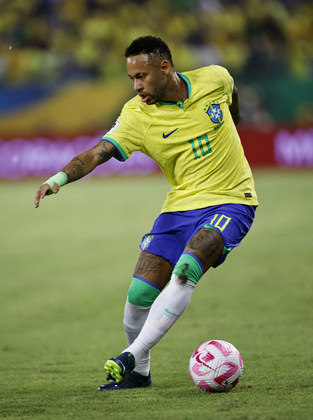 Jogando como um articulador, atrás do centroavante, Neymar começou bem no jogo, comandando as jogadas ofensivas da seleção e mostrando seu ótimo repertório de dribles nos primeiros 25 minutos da etapa inicial