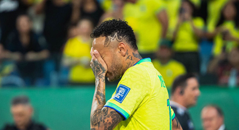 Neymar segue revoltado por ter sido alvo de saco de pipocas, em Cuiabá. Assim está a seleção de Diniz
