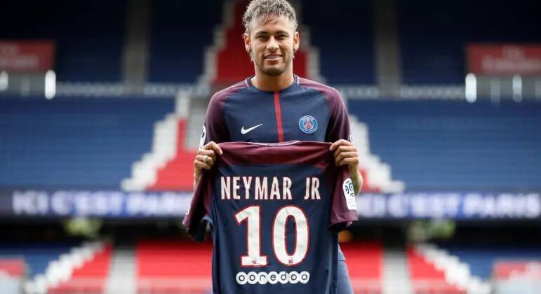 Mesmo com a boa atuação no Barcelona, em 2017 o atacante foi para o Paris Saint-Germain por R$ 820 milhões (cotação da época). Ele se tornou a transferência mais cara da história do futebol. O brasileiro chegou como craque ao clube francês. Ao lado de Cavani e Mbappé, conseguiu consolidar um bom trio de ataque. Mesmo com desentendimentos entre o camisa 10 e o uruguaio, como discussões sobre o batedor oficial de pênaltis, o PSG conquistou tudo na França: Campeonato Nacional, Copa da França e Copa da Liga
