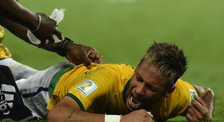 O início do Barcelona, no entanto, também marcou o momento mais difícil da carreira de Neymar. Nas quartas de final da Copa do Mundo de 2014, ele sofreu uma lesão nas costas. Por dois centímetros, o camisa 10 não ficou paraplégico. Para se recuperar da contusão, ele se despediu mais cedo do Mundial e ficou quase dois meses sem entrar em campo