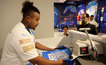 Registros mostram longas filas em uma loja, de fãs do 'clube dos príncipes' em busca da peça com o número 10 e o nome de Neymar. Na imagem, um funcionário personaliza a camisa do Al-Hilal