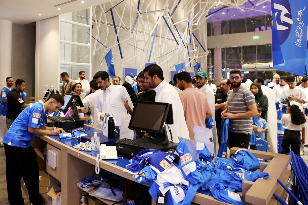 Fãs fazem fila em loja do Al-Hilal para comprar camisa de Neymar - Fotos -  R7 Futebol