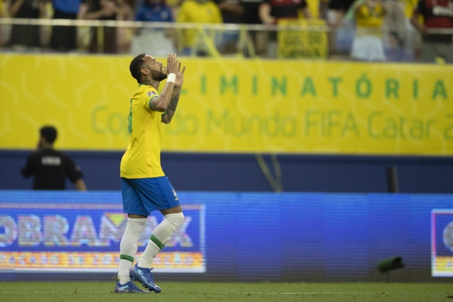 Neymar foi mais solidários, mais objetivo. Se aproveitou da frouxa marcação uruguaia