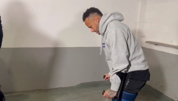 Após a partida, Neymar teve de deixar o estádio Centenário, em Montevidéu, no Uruguai. A seleção voltou para o Brasil em um voo fretado, e o atacante passou a manhã de hoje fazendo exames médicos, em São Paulo